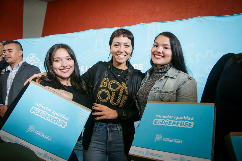 MAYRA MENDOZA Y EL GOBERNADOR KICILLOF ENTREGARON NETBOOKS A ESTUDIANTES DE QUILMES 3