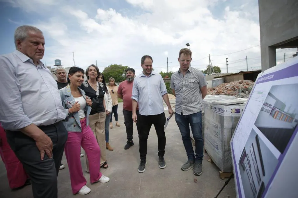 MAYRA Y EL MINISTRO PERCZYK RECORRIERON OBRAS DE INFRAESTRUCTURA ESCOLAR EN EL BARRIO IAPI DE BERNAL OESTE 2