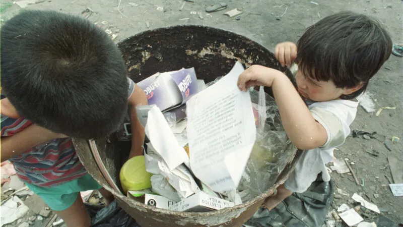 Chicos-pobreza-revisan-basura-800x450
