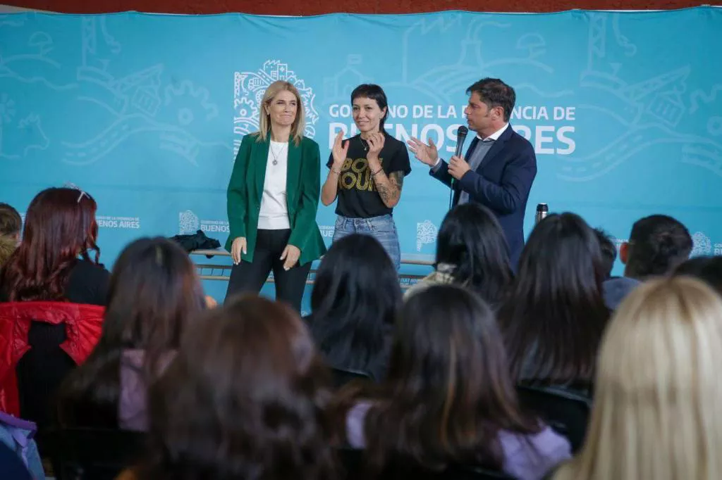MAYRA MENDOZA Y EL GOBERNADOR KICILLOF ENTREGARON NETBOOKS A ESTUDIANTES DE QUILMES 2