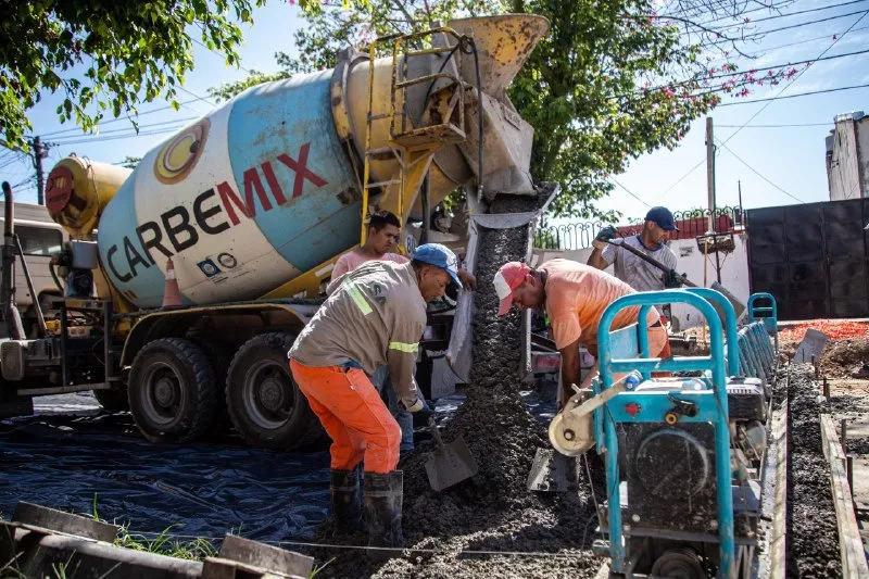 AVANZA LA PAVIMENTACIÓN DE LAS CALLES QUE FUNCIONARON COMO DESVÍOS EN LAS OBRAS DE LA AVENIDA SAN MARTÍN 1