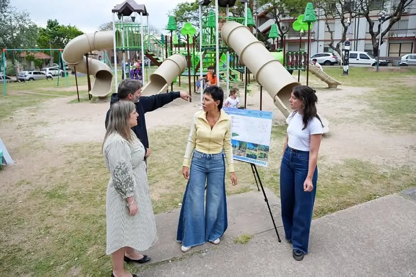 MAYRA SUPERVISÓ EL NUEVO EQUIPAMIENTO DE LA PLAZA DE LA PAZ EN BERNAL (4)