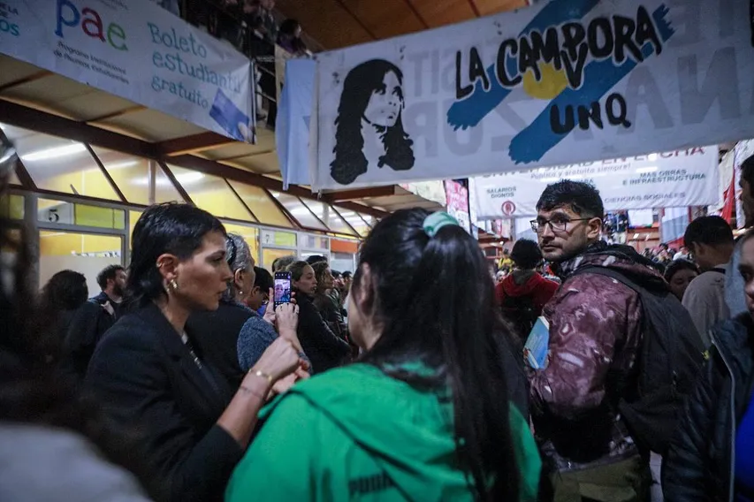 Estuvimos en la @unq_oficial acompañando a los estudiantes universitarios agredidos por militantes libertarios, en el marco de la asamblea convocada esta tarde en defensa de la educación universitaria. El ataqu (2)