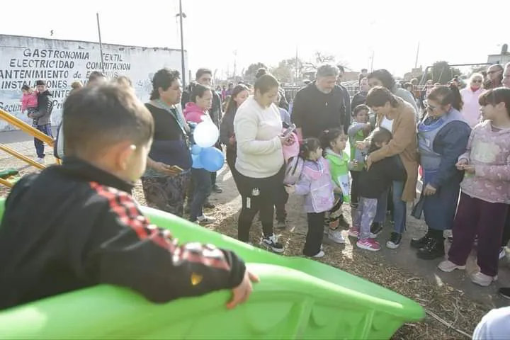 MAYRA JUNTO A LOS VECINOS Y A LAS VECINAS INAUGURÓ LOS NUEVOS JUEGOS DE LA PLAZA “SOLDADO LUIS ALBERTO DÍAZ” DE SAN FRANCISCO SOLANO (4)
