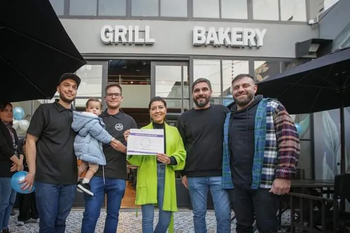 MAYRA PARTICIPÓ DE LA INAUGURACIÓN DE UN NUEVO LOCAL GASTRONÓMICO EN QUILMES OESTE Y ENTREGÓ EL CERTIFICADO DE HABILITACIÓN COMERCIAL 2