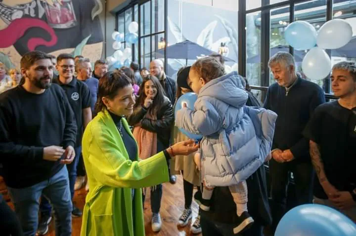 MAYRA PARTICIPÓ DE LA INAUGURACIÓN DE UN NUEVO LOCAL GASTRONÓMICO EN QUILMES OESTE Y ENTREGÓ EL CERTIFICADO DE HABILITACIÓN COMERCIAL 1