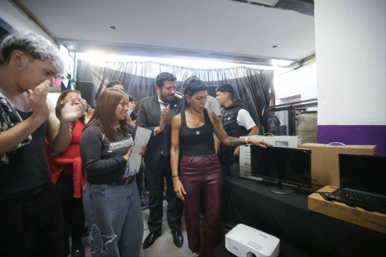 MAYRA JUNTO AL MINISTRO MENA EN LA ENTREGA DEL PREMIO PROGRAMA “FUTURO MEMORIA” A LA EES Nº 23 (2)