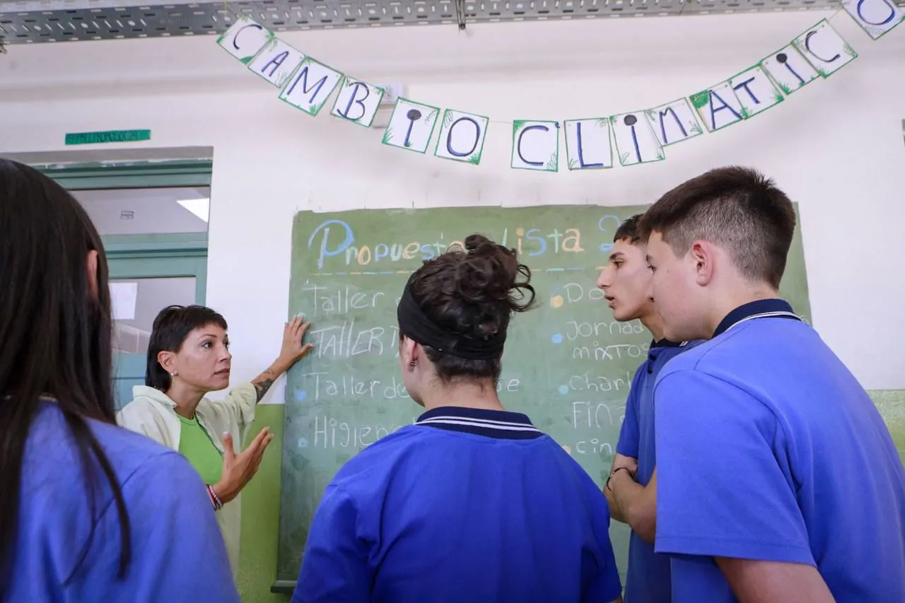 MAYRA OBSERVÓ LOS AVANCES DE LA OBRA DE AMPLIACIÓN DE LA ES Nº 19 Y LAS REFACCIONES EN LA EP Nº 8 DE QUILMES OESTE 4