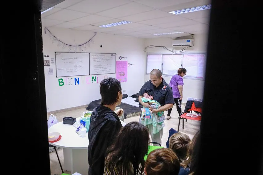 Hoy, en el Centro de Integración Comunitaria Santo Domingo, en #BernalOeste, junto a las vecinas y vecinos que están sufriendo las consecuencias de las tormentas que están afectando a gran parte del país, como lo h