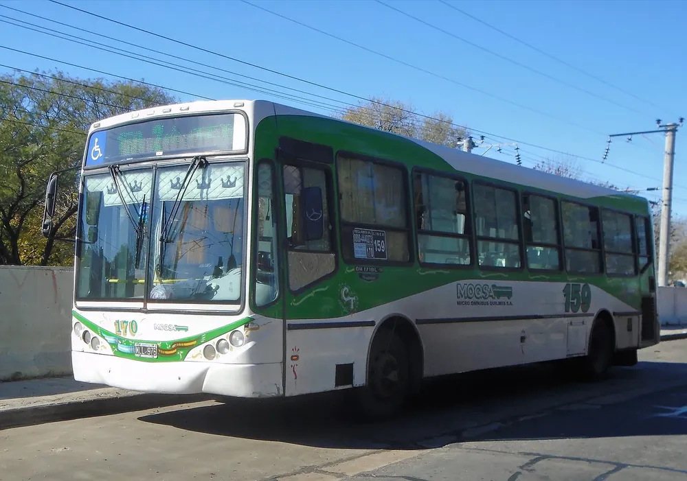 Colectivo_de_la_línea_159_(de_la_empresa_MOQSA),_a_su_paso_por_la_estación_Berazategui.