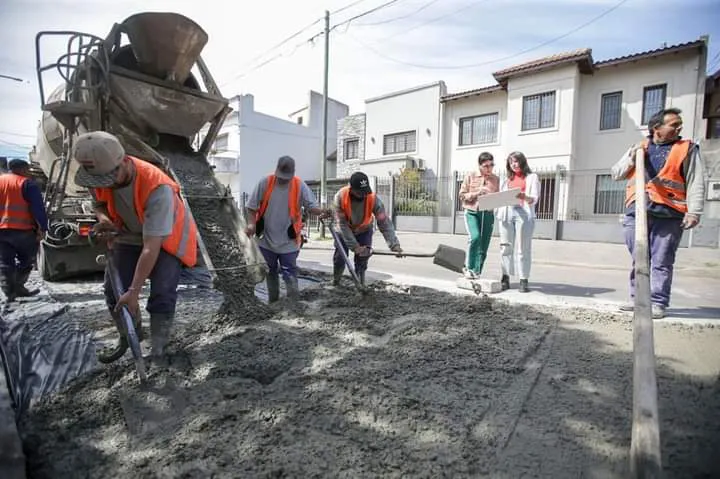 MAYRA SUPERVISÓ UNA OBRA DE BACHEO EN BERNAL Y COMPARTIÓ UNA MATEADA JUNTO A VECINOS Y VECINAS DE VILLA ALCIRA 1