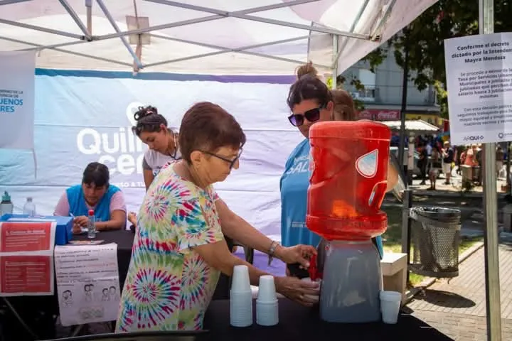 EL MUNICIPIO BRINDÓ ASISTENCIA ANTE LAS ALTAS TEMPERATURAS EN LA PRIMERA JORNADA DEL OPERATIVO QUILMES CERCA QUE SE REALIZÓ EN LA PLAZA HIPÓLITO YRIGOYEN (4)