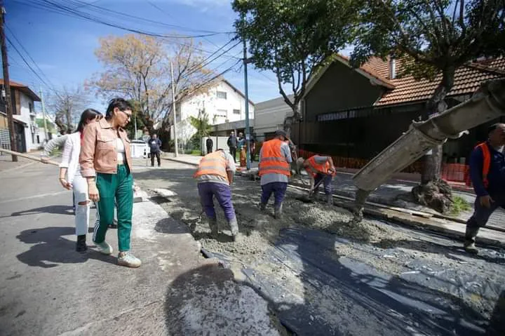 MAYRA SUPERVISÓ UNA OBRA DE BACHEO EN BERNAL Y COMPARTIÓ UNA MATEADA JUNTO A VECINOS Y VECINAS DE VILLA ALCIRA 2