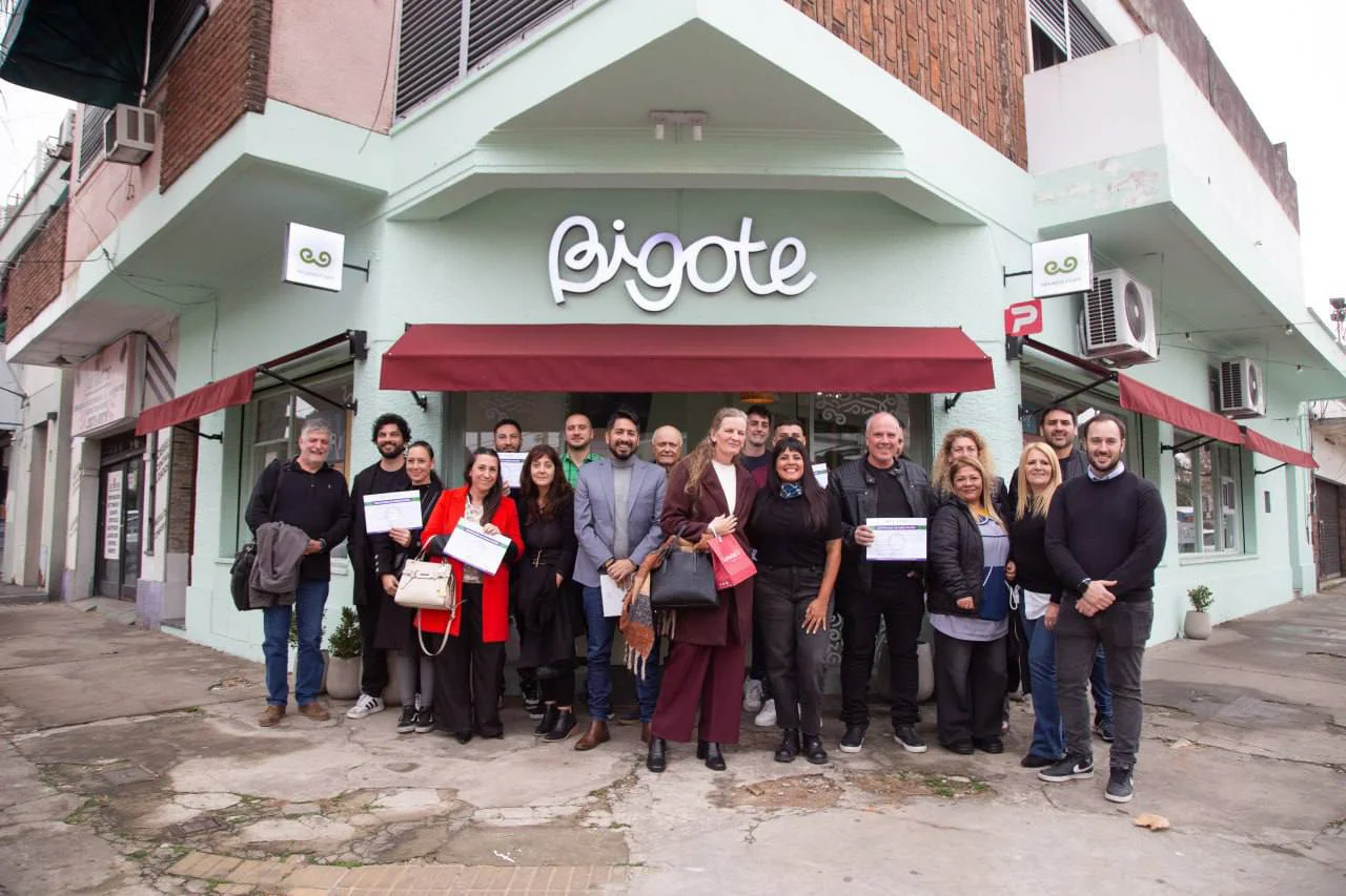 EL MUNICIPIO CONTINÚA ENTREGANDO CERTIFICADOS DE HABILITACIÓN A DISTINTOS COMERCIOS DEL DISTRITO 1