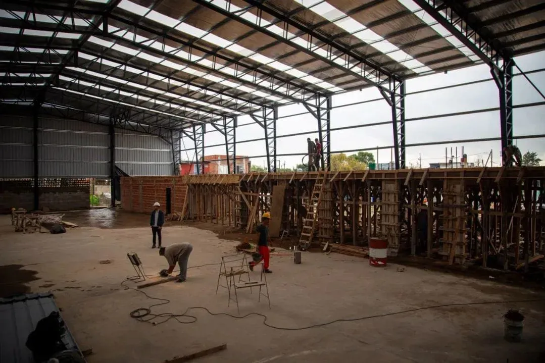 SIGUE AVANZANDO LA CONSTRUCCIÓN DEL POLIDEPORTIVO DEL BARRIO KOLYNOS EN QUILMES OESTE (1)