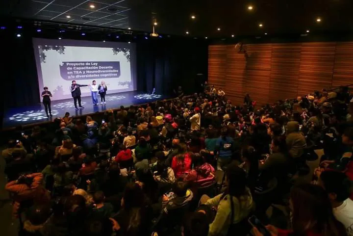 MAYRA Y EL SENADOR GONZÁLEZ SANTALLA PRESENTARON EL PROYECTO DE CAPACITACIÓN DOCENTE OBLIGATORIA EN TEA Y NEURODIVERSIDADES (1)