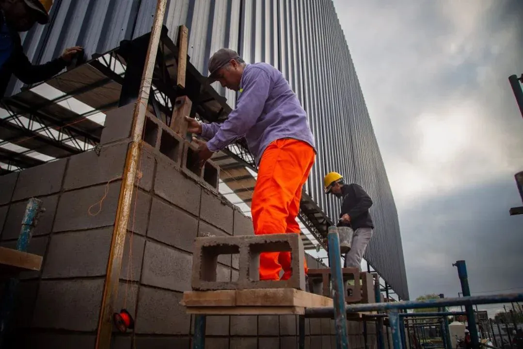 SIGUE AVANZANDO LA CONSTRUCCIÓN DEL POLIDEPORTIVO DEL BARRIO KOLYNOS EN QUILMES OESTE  (3)