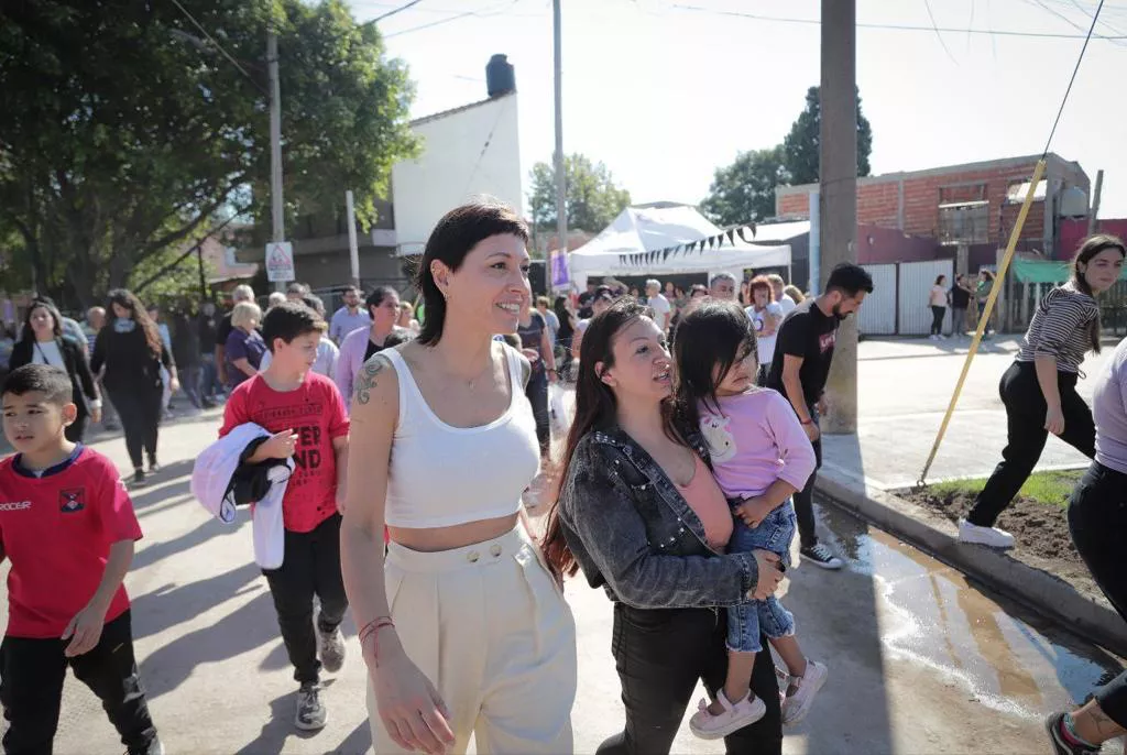 MAYRA SUPERVISÓ LA OBRA DE PAVIMENTACIÓN DE 10 CUADRAS EN EL BARRIO LYNCH DE BERNAL OESTE 4 (1)
