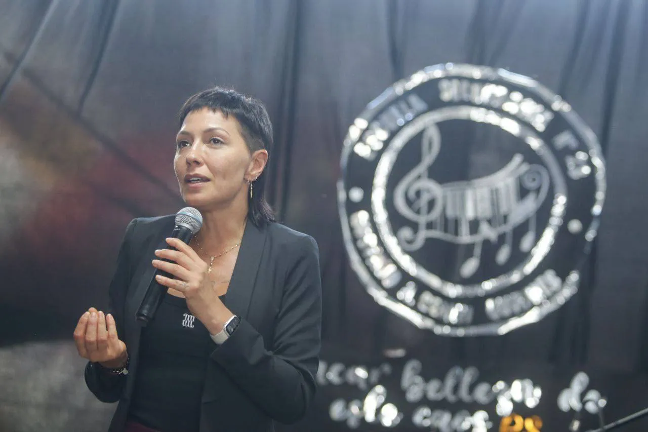 MAYRA JUNTO AL MINISTRO MENA EN LA ENTREGA DEL PREMIO PROGRAMA “FUTURO MEMORIA” A LA EES Nº 23 (4)