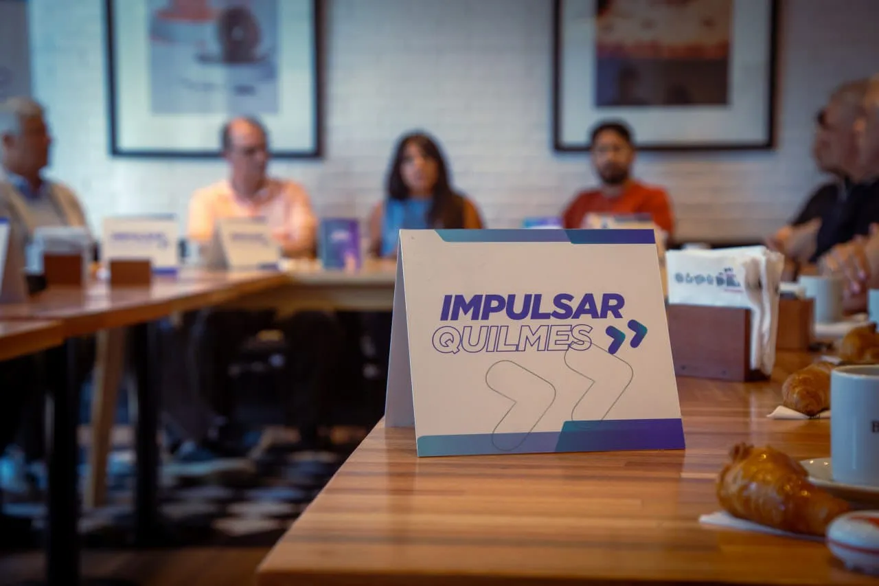 ENTREGA DE CERTIFICADOS DE HABILITACIÓN Y DE APTITUD AMBIENTAL A COMERCIANTES Y A FÁBRICAS DE LA CIUDAD 4