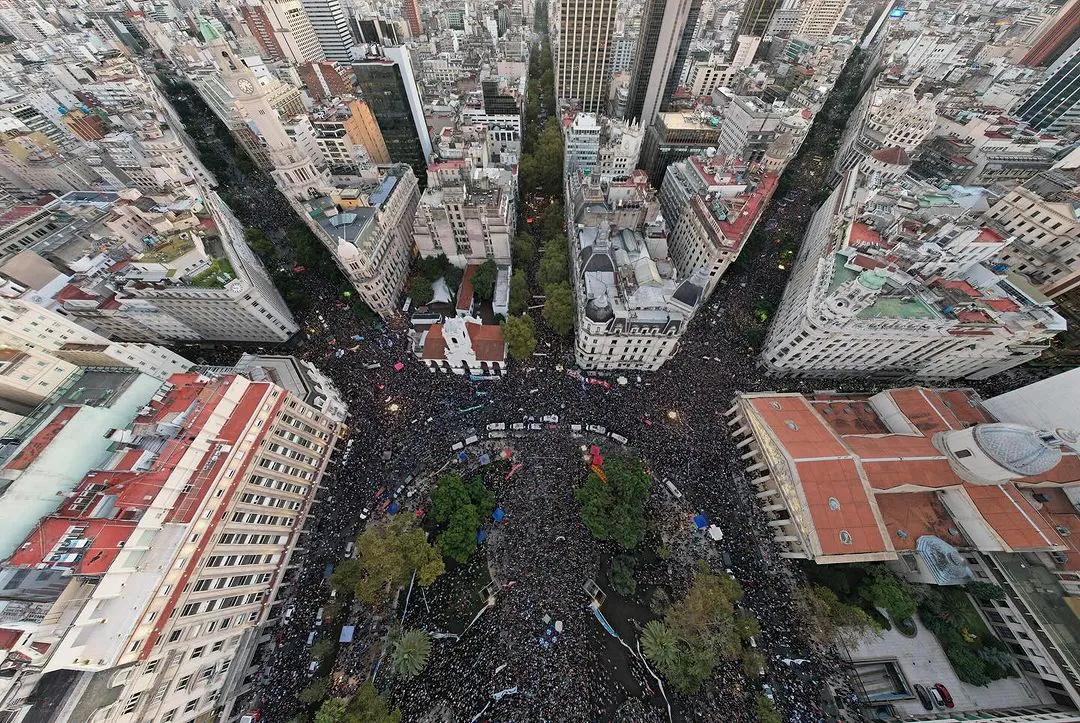 Estuvimos en la multitudinaria Marcha Federal Universitaria junto a organizaciones políticas, sindicales, sociales, estudiantiles y auto convocados en defensa de la educación pública. Es una gran emoción ver to (1)