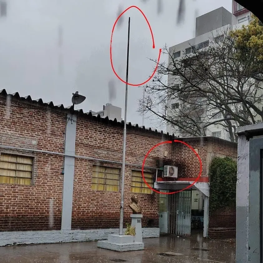 #Quilmes ⚡️Cayó un rayo en pleno centro Quilmeño, el rayo descendió sobre el mástil escolar y pr