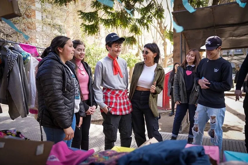 MAYRA JUNTO A ESTUDIANTES DE MÁS DE 30 ESCUELAS SECUNDARIAS PÚBLICAS LOCALES EN UNA NUEVA EDICIÓN DE LA MUESTRA DE QUILMESI 1