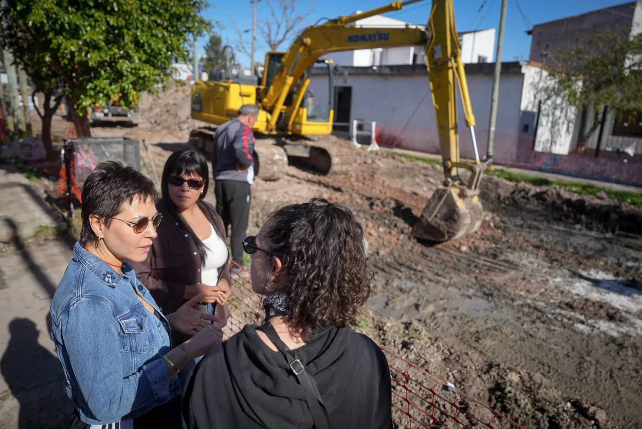 MAYRA Y EVA MIERI RECORRIERON EL INICIO DE LA OBRA DE PAVIMENTACIÓN DE 10 NUEVAS CUADRAS EN VILLA ALCIRA 1