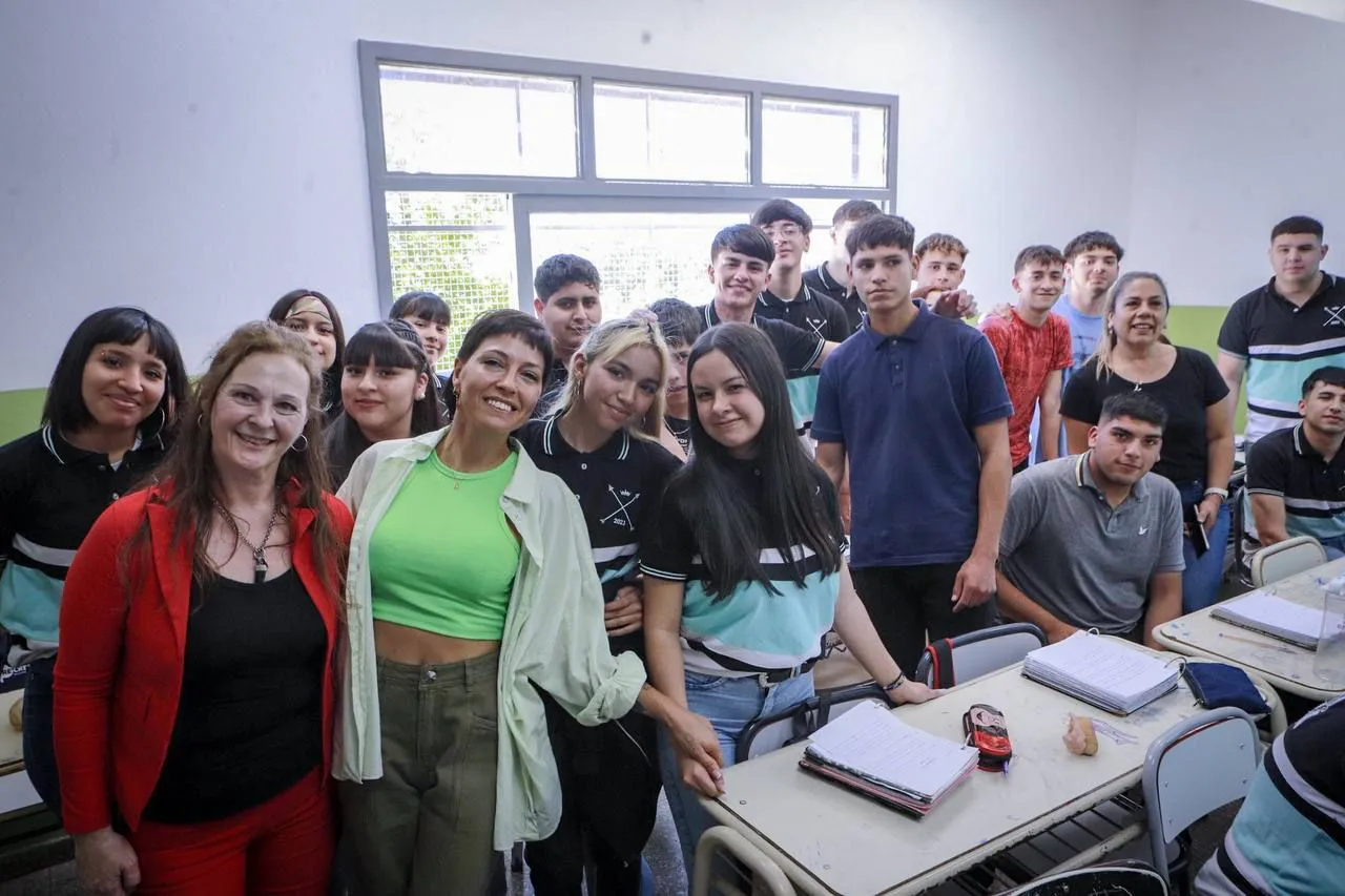 MAYRA OBSERVÓ LOS AVANCES DE LA OBRA DE AMPLIACIÓN DE LA ES Nº 19 Y LAS REFACCIONES EN LA EP Nº 8 DE QUILMES OESTE 3