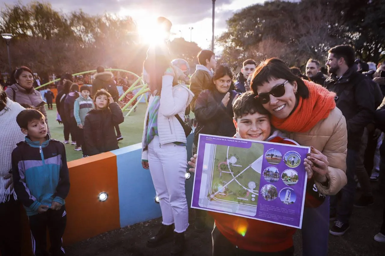 MAYRA INAUGURÓ UNA NUEVA PLAZA INCLUSIVA EN EL PARQUE DE LA CIUDAD (1)