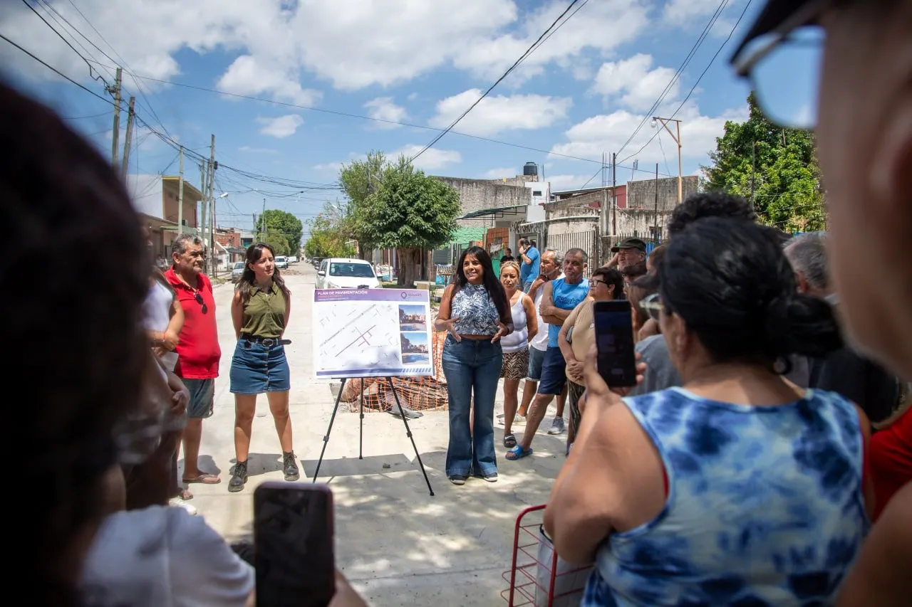 CONTINÚA LA CONSTRUCCIÓN DE 10 NUEVAS CUADRAS DE ASFALTO EN EL BARRIO LA PAZ DE QUILMES OESTE 1