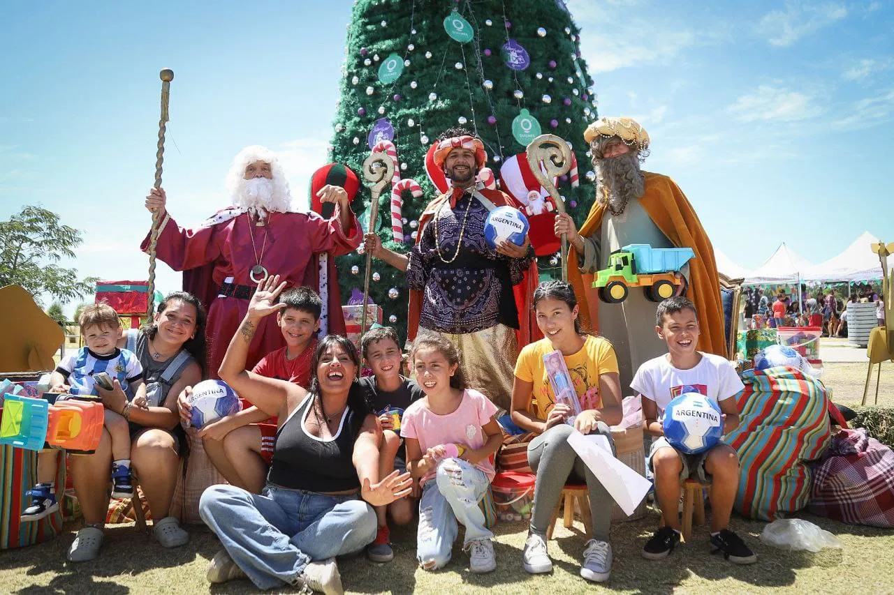LOS REYES MAGOS VISITARON EL PARQUE MUNICIPAL DE LA RIBERA Y ENTREGARON REGALOS A NIÑOS Y NIÑAS DE QUILMES 1