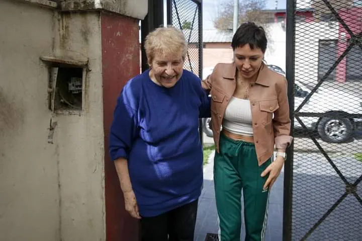 MAYRA SUPERVISÓ UNA OBRA DE BACHEO EN BERNAL Y COMPARTIÓ UNA MATEADA JUNTO A VECINOS Y VECINAS DE VILLA ALCIRA 5