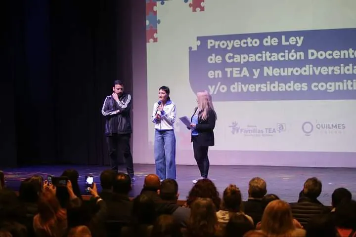 MAYRA Y EL SENADOR GONZÁLEZ SANTALLA PRESENTARON EL PROYECTO DE CAPACITACIÓN DOCENTE OBLIGATORIA EN TEA Y NEURODIVERSIDADES (2) (1)