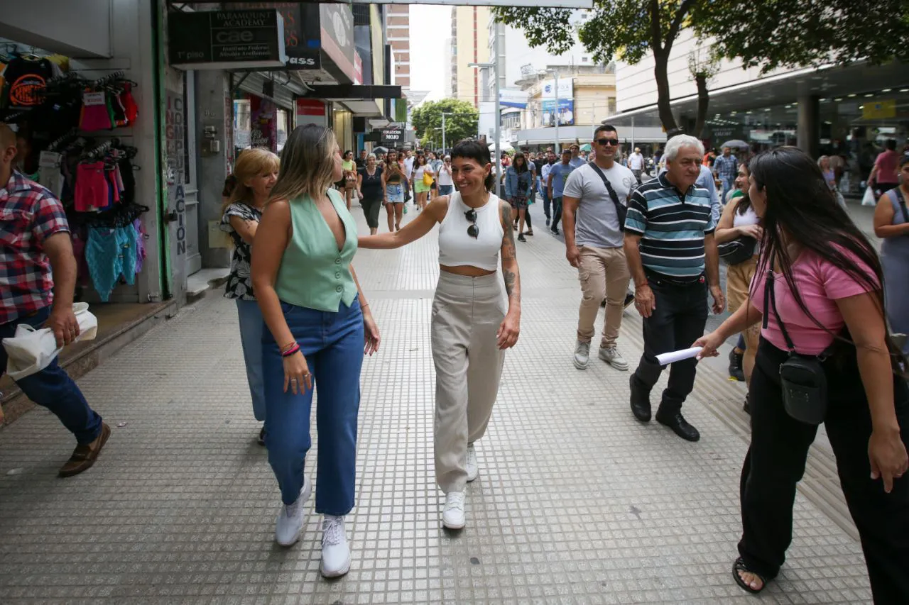 MAYRA DESTACÓ LA RENOVACIÓN DE LA PEATONAL RIVADAVIA Y CONVERSÓ CON COMERCIANTES Y VECINOS (3)