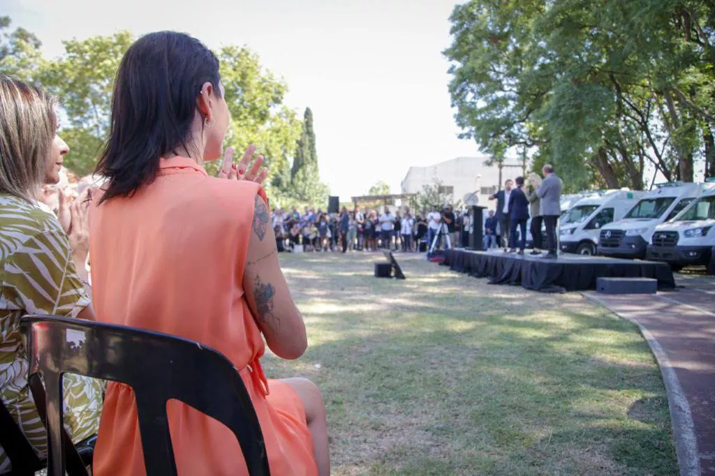 MAYRA Y KICILLOF EN LA ENTREGA DE AMBULANCIAS 3