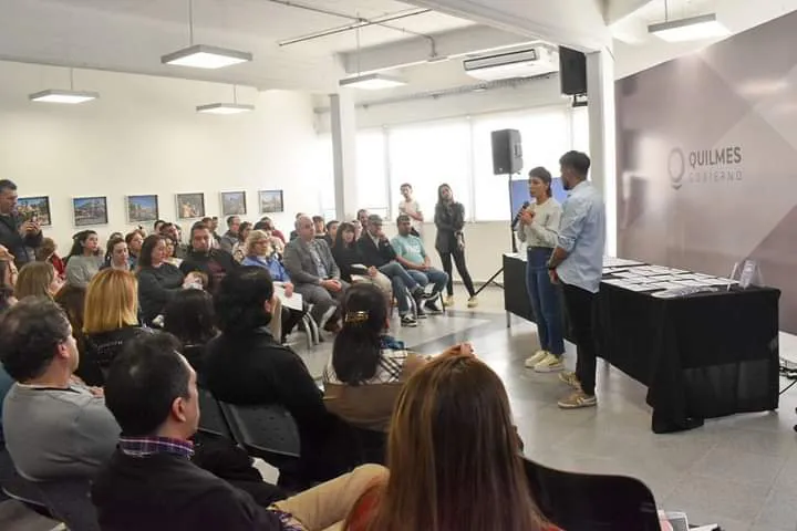 MAYRA ENTREGÓ MÁS DE 45 CERTIFICADOS DE HABILITACIÓN A COMERCIOS E INDUSTRIAS DEL OESTE DEL DISTRITO (3)