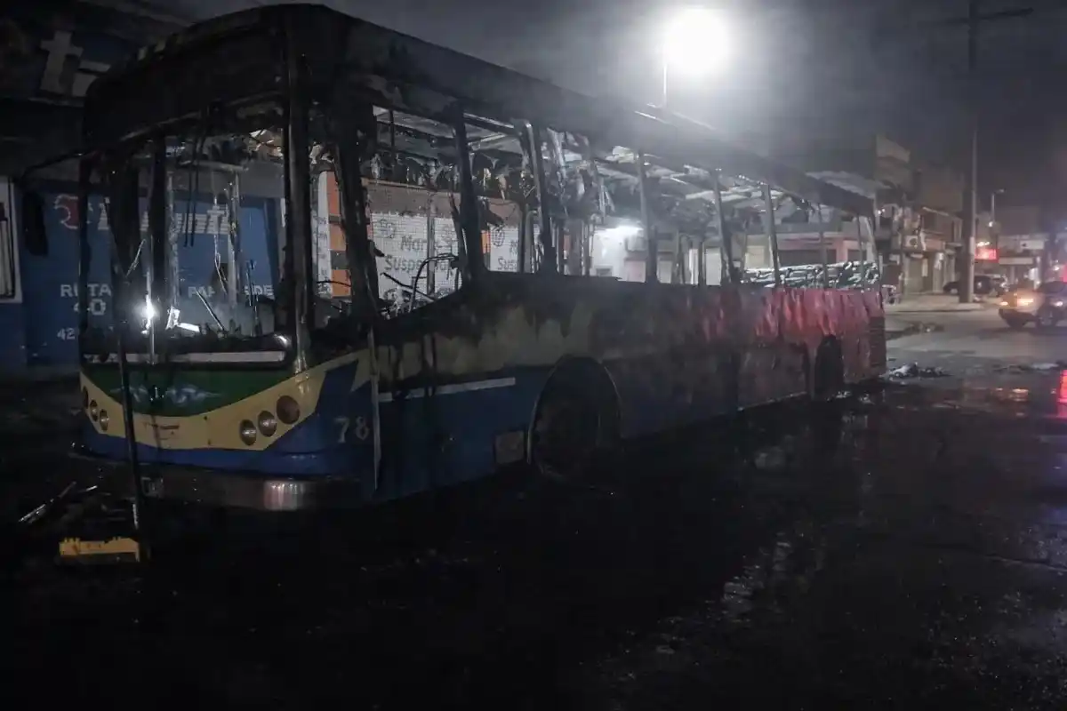 colectivo_incendiado_quilmes