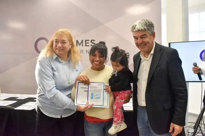 MAYRA ENTREGÓ MÁS DE 45 CERTIFICADOS DE HABILITACIÓN A COMERCIOS E INDUSTRIAS DEL OESTE DEL DISTRITO (4)