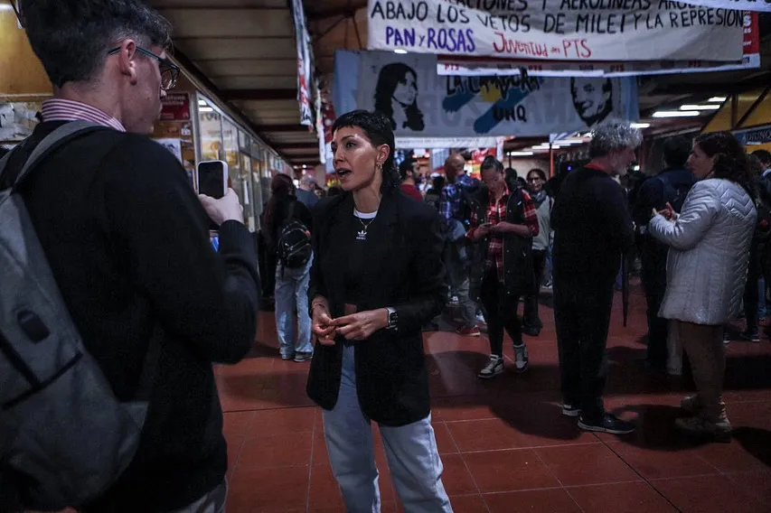 Estuvimos en la @unq_oficial acompañando a los estudiantes universitarios agredidos por militantes libertarios, en el marco de la asamblea convocada esta tarde en defensa de la educación universitaria. El ataqu (1)