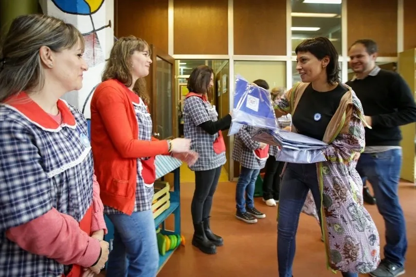 MAYRA-ENTREGÓ-190-NETBOOKS-A-JÓVENES-DE-ESCUELAS-SECUNDARIAS-DE-QUILMES-Y-RECORRIÓ-EL-JARDÍN-MUNICIP