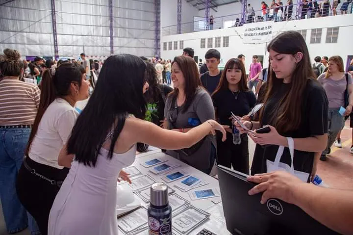 MILES DE ESTUDIANTES PARTICIPARON DE LA ÚLTIMA JORNADA DE LA “EXPO QUILMES EDUCA 2024” EN LA ESCUELA SECUNDARIA Nº 2 DE SAN FRANCISCO SOLANO (3)