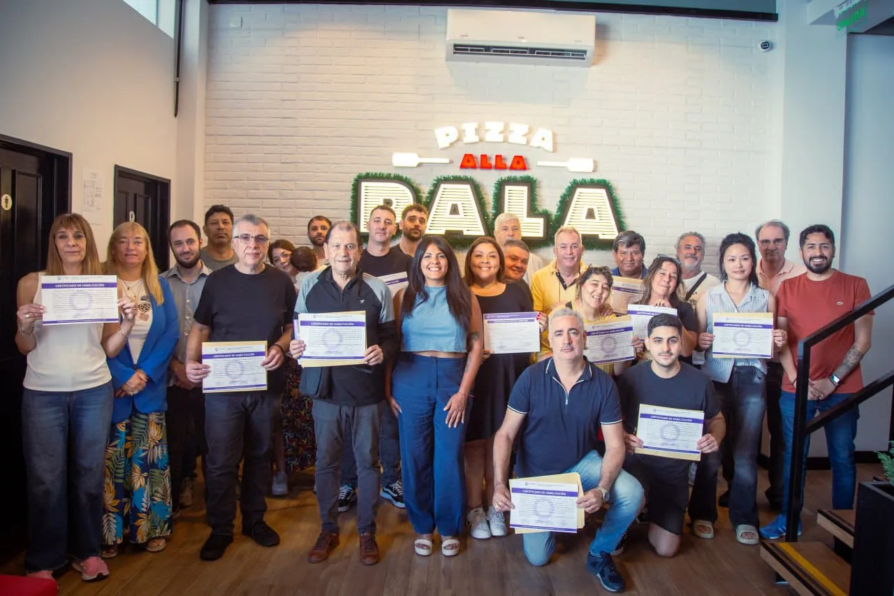 ENTREGA DE CERTIFICADOS DE HABILITACIÓN Y DE APTITUD AMBIENTAL A COMERCIANTES Y A FÁBRICAS DE LA CIUDAD 1