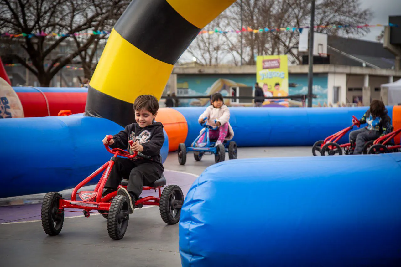 MAYRA EN EL “PARQUE DE JUEGOS” DEL POLIDEPORTIVO 6