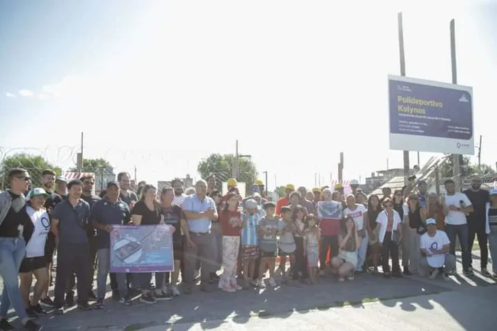 FUNCIONARIOS MUNICIPALES ANUNCIARON LAS OBRAS DE UN NUEVO POLIDEPORTIVO Y DE ASFALTOS EN EL BARRIO KOLYNOS DE QUILMES OESTE (1)