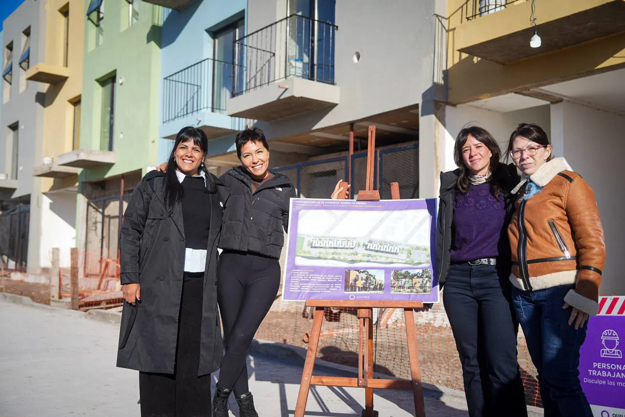 MAYRA Y EVA MIERI RECORRIERON JUNTO A LA MINISTRA BATAKIS LA OBRA DE CONSTRUCCIÓN DE 28 VIVIENDAS DEL BARRIO LA ODISEA 1