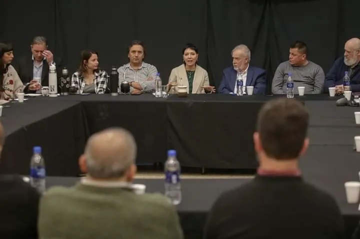 MAYRA MANTUVO UN ENCUENTRO PARA REFORZAR EL TRABAJO EN CONJUNTO CON EL CONSEJO UNIDO DE PASTORES DE QUILMES (2) (1)