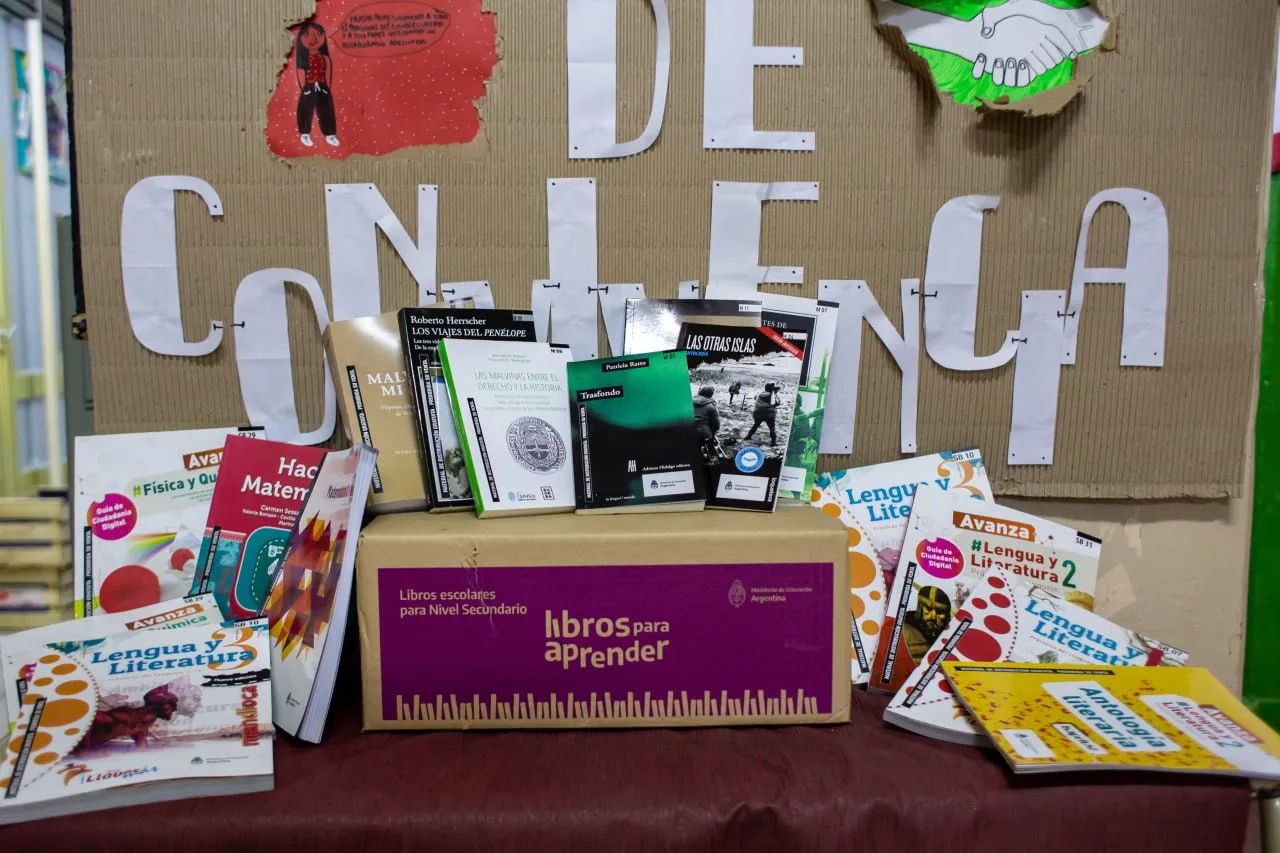 SE ENTREGARON LIBROS DE TEXTO EDUCATIVOS A ALUMNOS 1º, 2º Y 3º AÑO DE LA EES Nº 30 3