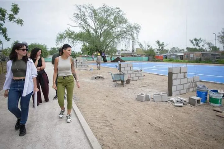 MAYRA RECORRIÓ LA OBRA DE PUESTA EN VALOR DEL ESPACIO PÚBLICO EN EL BARRIO SAYONARA DE SOLANO (1)