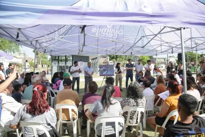 FUNCIONARIOS MUNICIPALES ANUNCIARON LAS OBRAS DE UN NUEVO POLIDEPORTIVO Y DE ASFALTOS EN EL BARRIO KOLYNOS DE QUILMES OESTE (2)